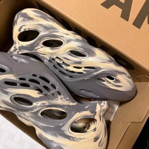 YZY FOAM RUNNER, SZ 9, UNISEX, NEW